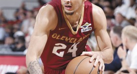 湖人5换4交易梦碎：湖人队谈判破裂，安吉决策影响重建